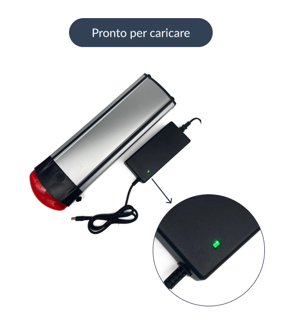 Questa immagine mostra una batteria per bicicletta Stella con il relativo caricabatterie, pronto a caricare la batteria. La luce sul caricabatterie è verde.